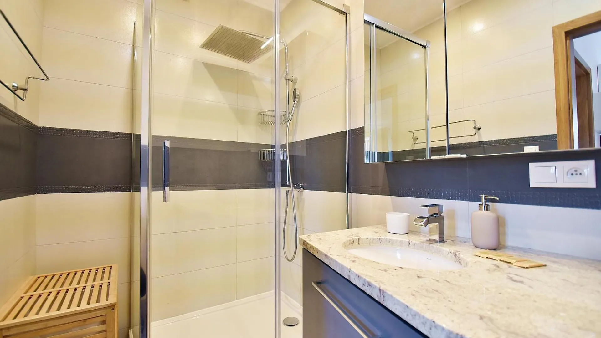 Warsaw City View Apartment - 63M2, Top Location, Workspace - By Rentujemy Poland
